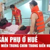 Lực lượng cứu hộ vượt lũ đưa sản phụ đến bệnh viện tại Huế