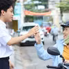 Cha mẹ hồi hộp ngoài cổng trường, âm thầm tiếp sức con trong kỳ thi tốt nghiệp THPT 2026