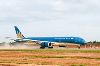 Chuyến bay hàng không dân dụng đầu tiên do Vietnam Airlines thực hiện đã hạ cánh thành công xuống Sân bay Long Thành. (Ảnh: PV/Vietnam+)