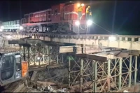 ngành Đường sắt đã khôi phục tuyến đường sắt Bắc-Nam, đoạn đi qua xã Xuân Lãnh (tỉnh Đắk Lắk) sau khi bị trôi nền đường sắt, ray "treo lơ lửng" ở độ cao 9m. (Ảnh: VNR cung cấp)