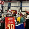 Chương trình Shopping Seasons: Bình Dương Mega Sale với điểm nhấn là “Tuần lễ bán hàng giảm giá siêu giảm giá” được nhiều người quan tâm tham quan, mua sắm. (Ảnh: PV/Vietnam+)