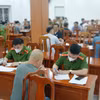 Một số công dân đang khai tờ khai về việc bị trục xuất về nước. (Ảnh: CA Thành phố Hồ Chí Minh cung cấp)