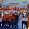 Chương trình “Đi bộ vì nạn nhân chất độc màu da cam” trao những phần quà ý nghĩa cho các nạn nhân. (Ảnh: Khánh Ly/Vietnam+)