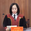 Chủ tọa Hoàng Thị Bích Duyên công bố Quyết định đưa vụ án ra xét xử. (Ảnh: Khánh Ly/Vietnam+)