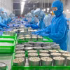 Nhân viên đóng hộp thịt càng ghẹ tại nhà máy Công ty Seaspimex (TP. Hồ Chí Minh) đạt chuẩn Halal. (Ảnh: Khánh Ly/Vietnam+)
