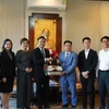 Đoàn trường Đại học Khon Kaen chúc mừng năm mới Tổng Lãnh sự Đinh Hoàng Linh và cán bộ nhân viên TLSQ Việt Nam tại Khỏn Kèm, Thái Lan. (Ảnh: PV/Vietnam+)