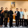Tổng Lãnh sự Đinh Hoàng Linh trao tặng sách “Bác Hồ ở Thái Lan” cho ông Suwan Khemthanaphet Tỉnh trưởng Kalasin.