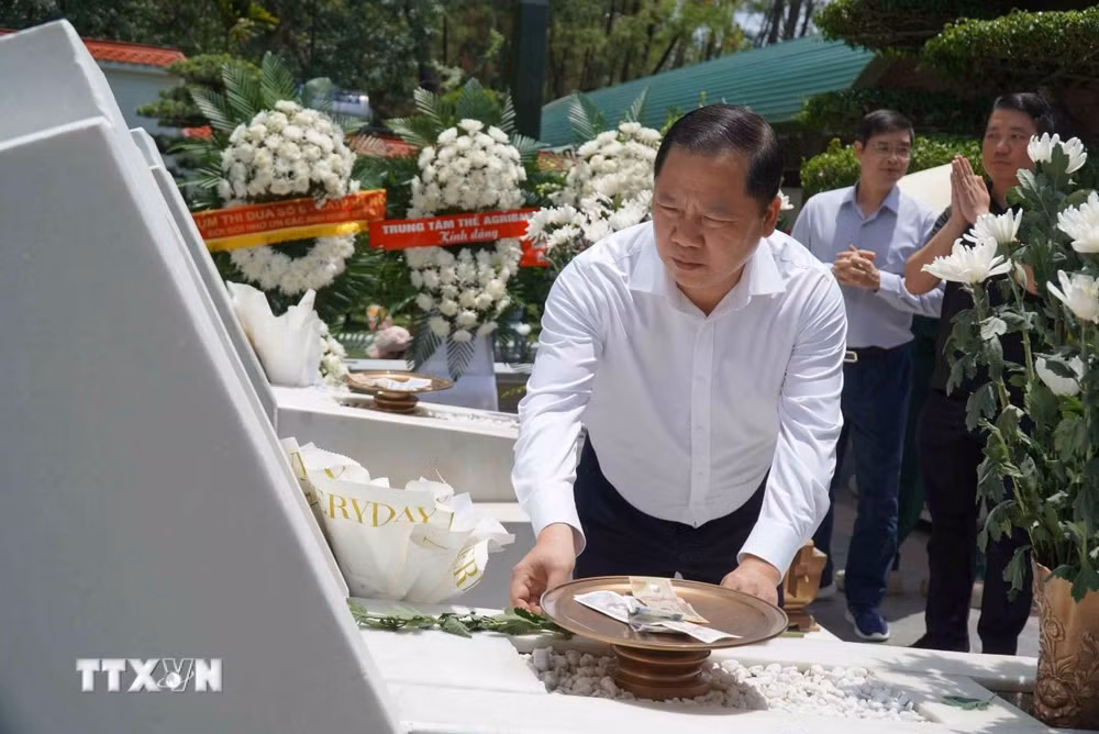 ttxvn-dang-huong-nga-ba-dong-loc-1.jpg