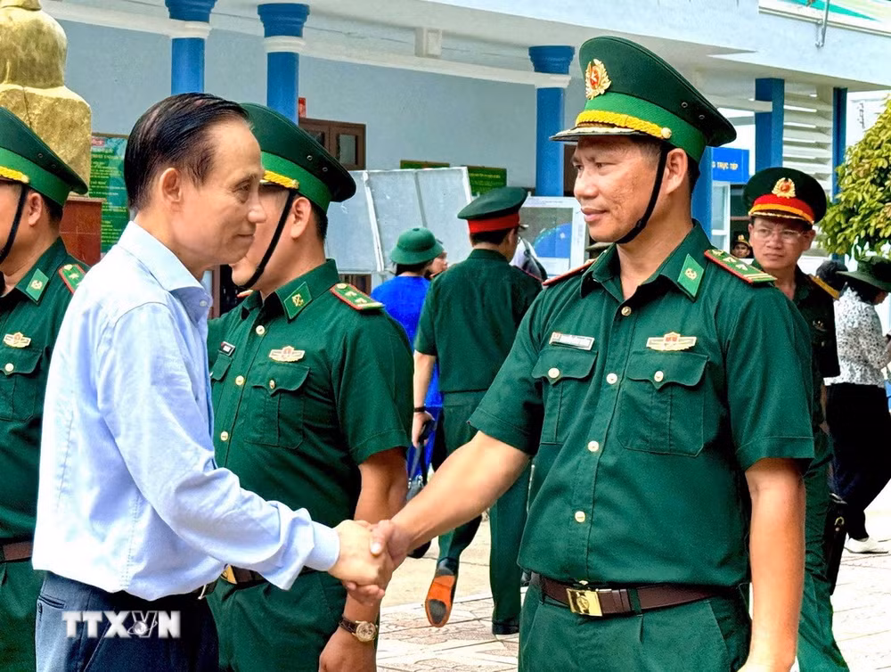 ttxvn-bo-truong-le-hoai-trung-tham-va-lam-viec-tai-dao-hon-khoai-1.jpg