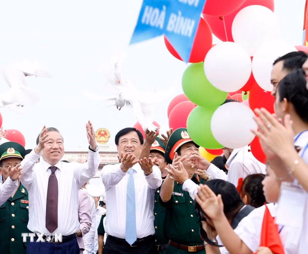 ttxvn-tong-bi-thu-chu-tich-nuoc-du-le-thuong-co-thong-nhat-non-song-5.jpg