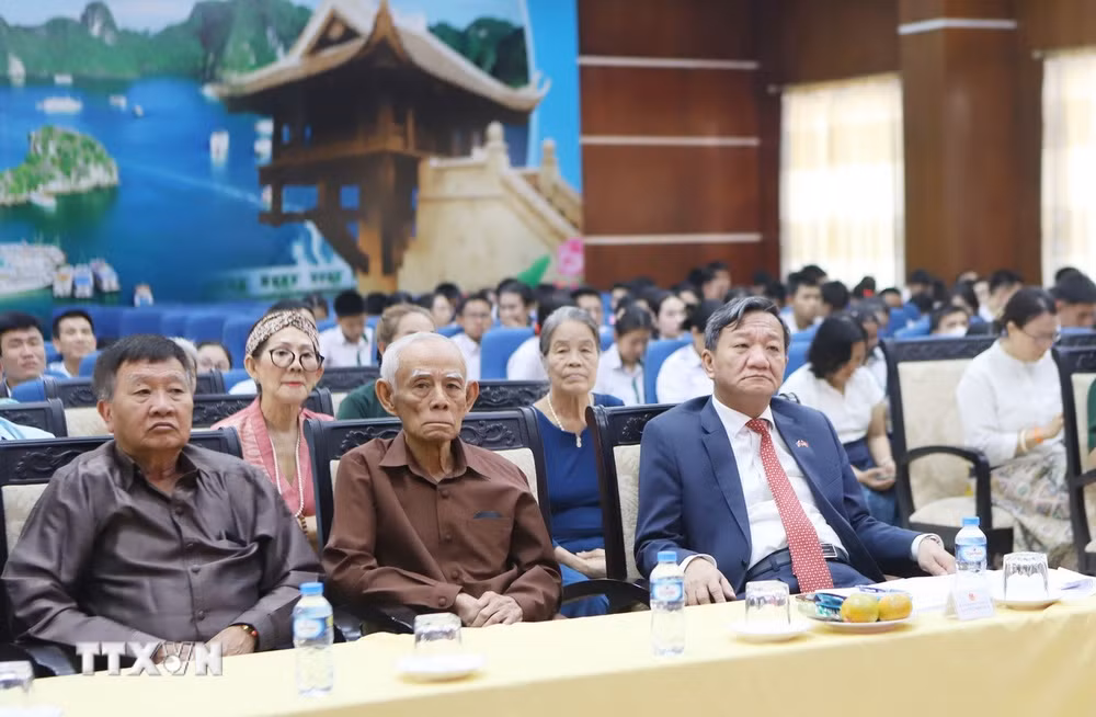 ttxvn-cong-dong-nguoi-viet-tai-lao-nghien-cuu-hoc-tap-nghi-quyet-dai-hoi-xiv-cua-dang-2.jpg