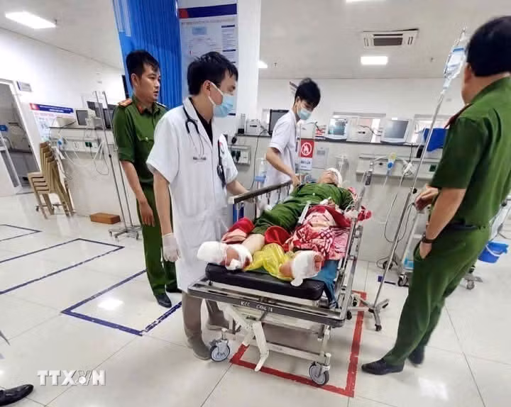 ttxvn-quang-tri-khong-che-bat-giu-doi-tuong-tan-cong-can-bo-cong-an-phuong-5242.jpg.avif