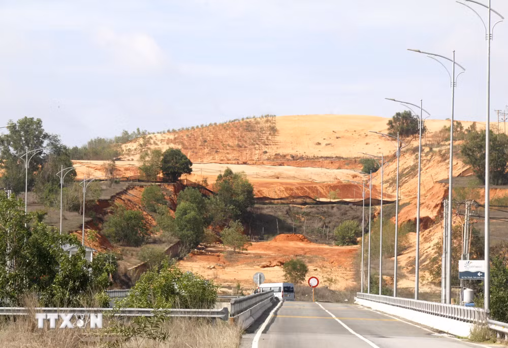 ttxvn-lam-duong-duong-ven-bien2.jpg