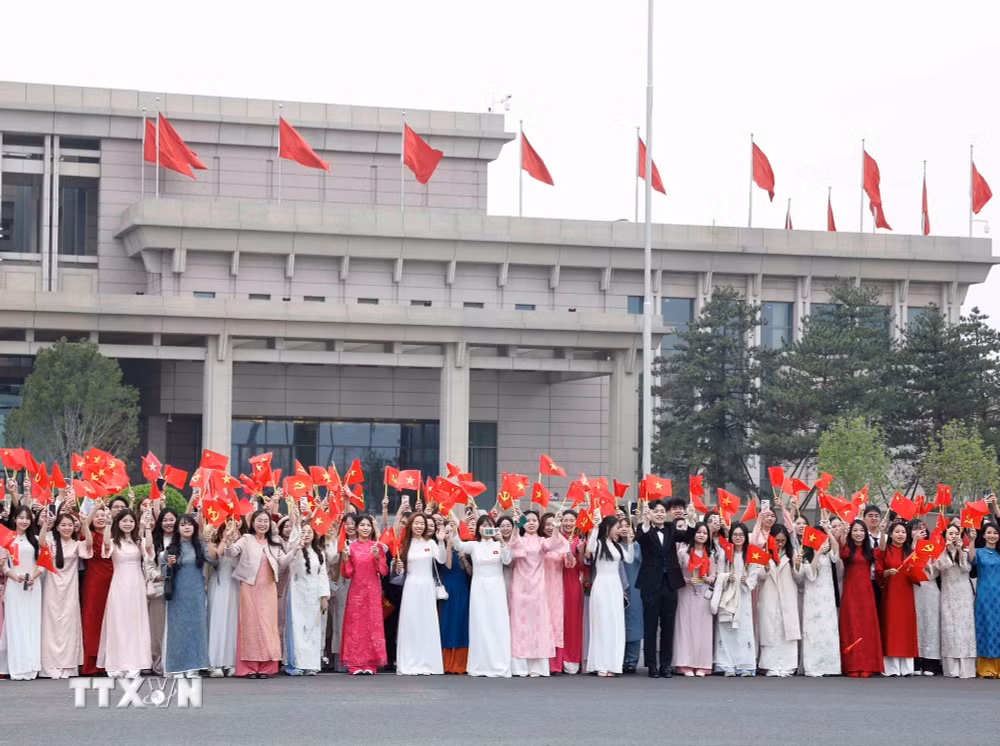 ttxvn-tong-bi-thu-chu-tich-nuoc-den-bac-kinh-bat-dau-tham-cap-nha-nuoc-den-trung-quoc-4.jpg