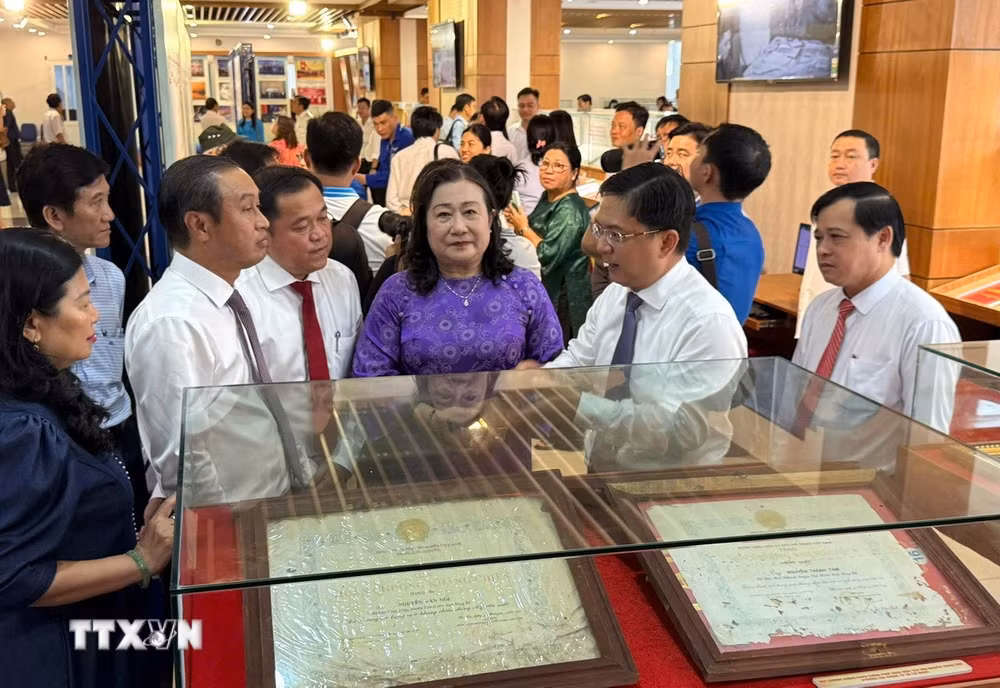 ttxvn-ho-so-khen-thuong-khang-chien-chong-phap-1.jpg