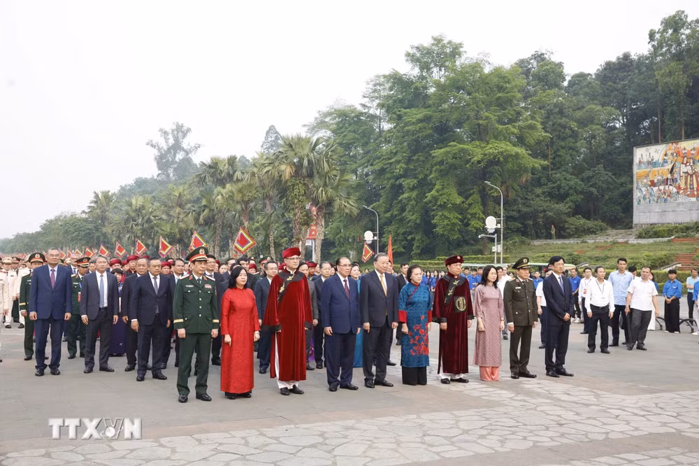 ttxvn-tong-bi-thu-chu-tich-nuoc-to-lam-dang-huong-tuong-niem-cac-vua-hung-2.jpg