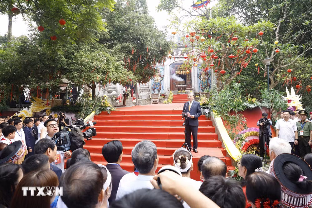 ttxvn-tong-bi-thu-chu-tich-nuoc-to-lam-dang-huong-tuong-niem-cac-vua-hung-16.jpg