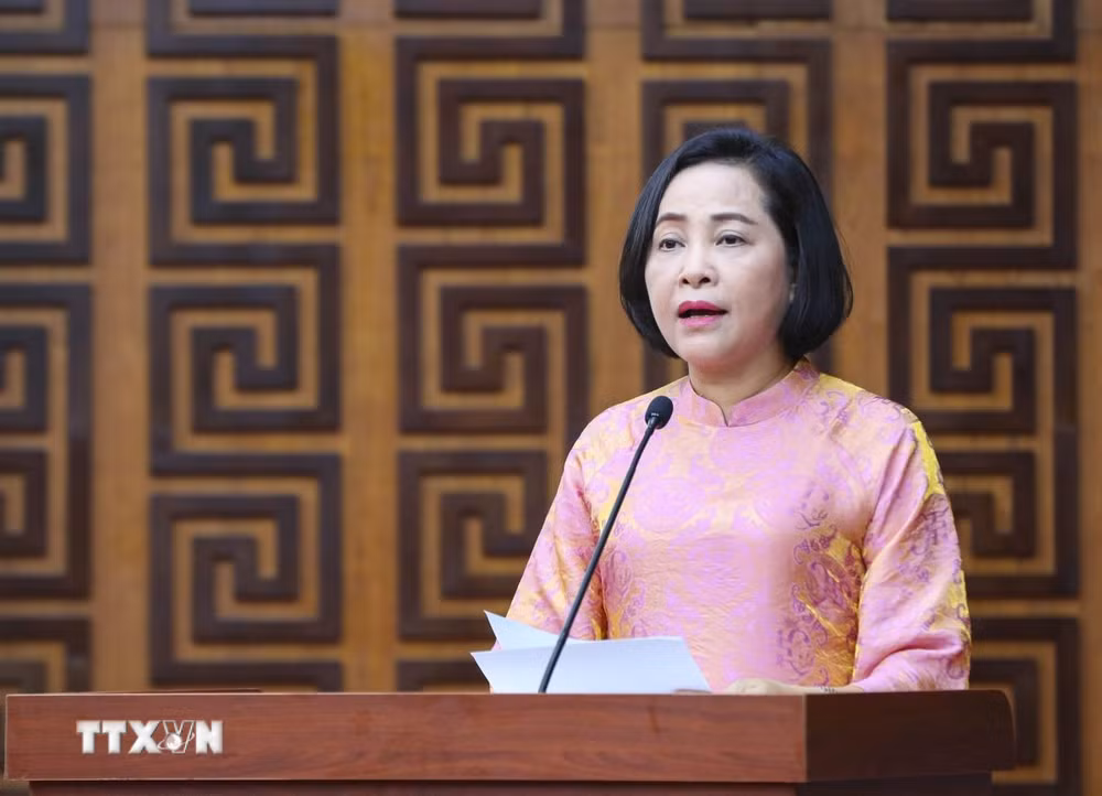 Phó Chủ tịch Quốc hội Nguyễn Thị Thanh tặng quà gia đình chính sách ở Điện Biên- Ảnh 1.