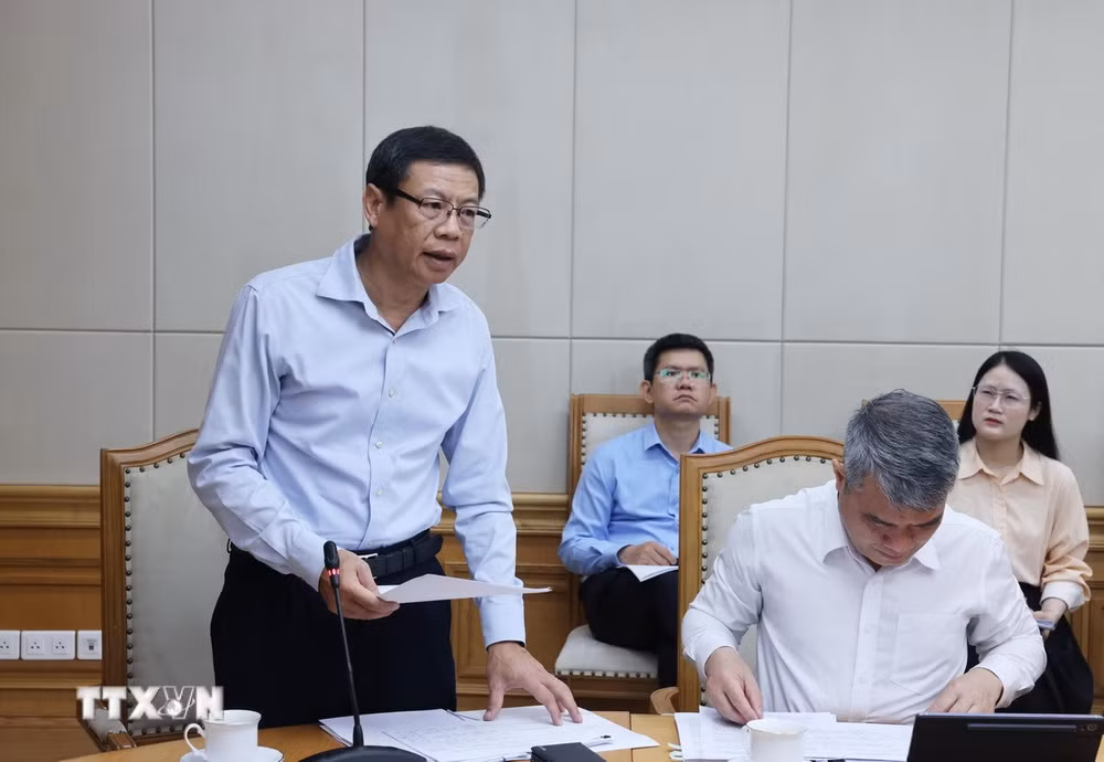 Thứ trưởng Bộ Khoa học và Công nghệ Lê Xuân Định báo cáo. (Ảnh: Lâm Khánh/TTXVN) ttxvn-pho-thu-tuong-ho-quoc-dung-hop-ve-nghi-dinh-huong-dan-luat-cong-nghe-cao-1.jpg