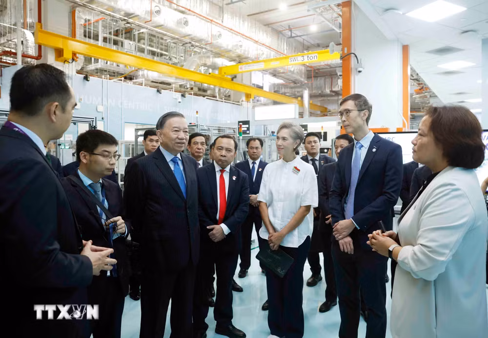 ttxvn-tong-bi-thu-chu-tich-nuoc-tham-nha-may-mau-voi-cong-nghe-tien-tien-cua-singapore-8.jpg