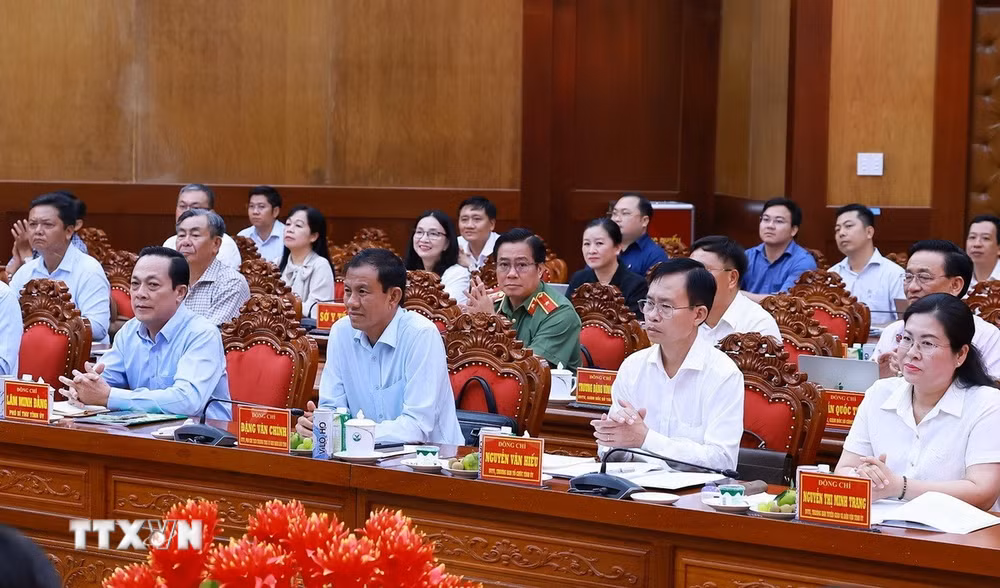 ttxvn-thu-tuong-le-minh-hung-lam-viec-voi-ban-thuong-vu-tinh-uy-vinh-long-1.jpg