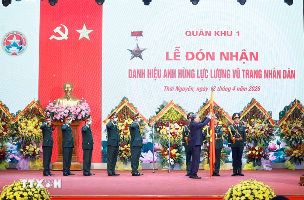 ttxvn-tong-bi-thu-chu-tich-nuoc-du-le-don-nhan-danh-hieu-anh-hung-llvt-nhan-dan-cua-quan-khu-1-5.jpg