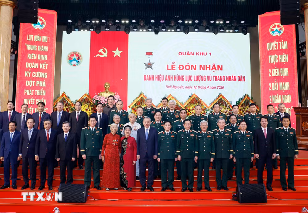 ttxvn-tong-bi-thu-chu-tich-nuoc-du-le-don-nhan-danh-hieu-anh-hung-llvt-nhan-dan-cua-quan-khu-1-12.jpg