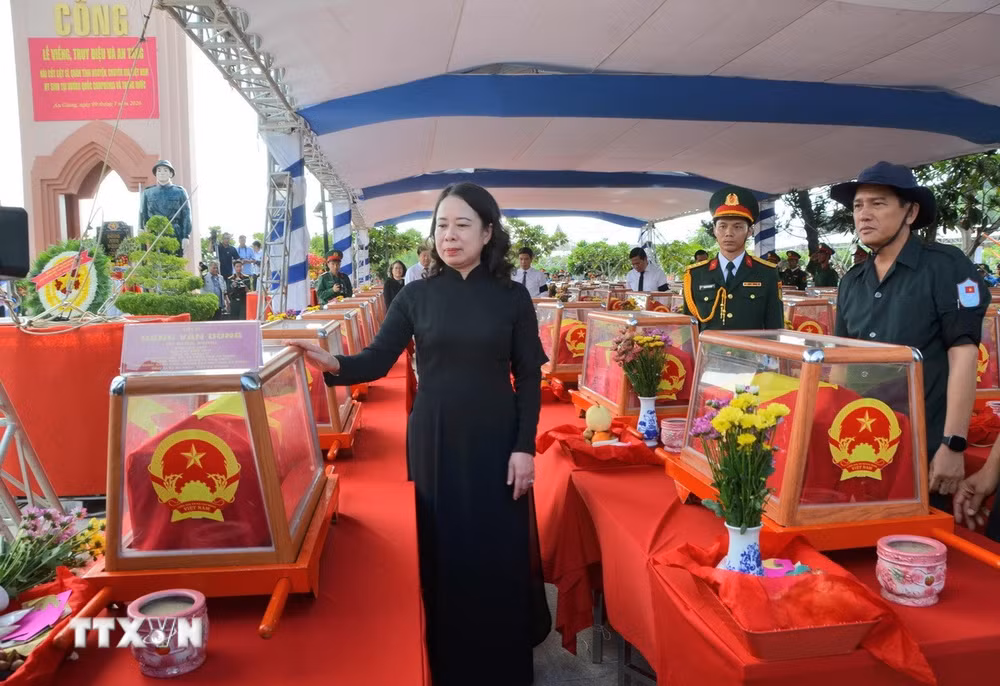 ttxvn-pho-chu-tich-nuoc-vo-thi-anh-xuan-du-le-truy-dieu-an-tang-hai-cot-liet-si-tai-tinh-an-giang-2.jpg