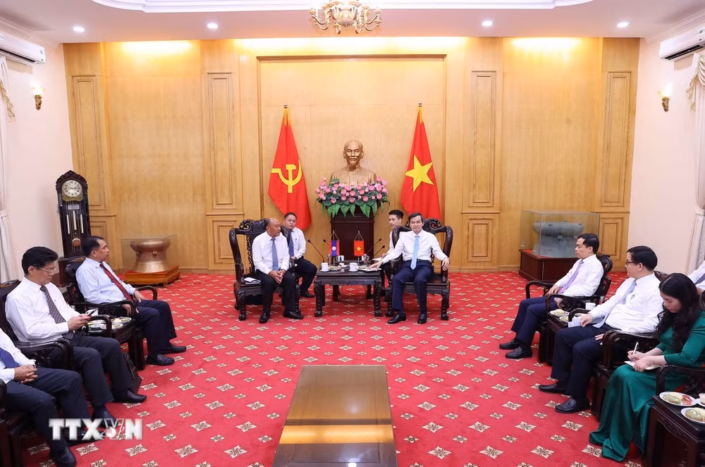 ttxvn-dong-chi-doan-minh-huan-tiep-chu-tich-vien-khoa-hoc-kinh-te-va-xa-hoi-quoc-gia-lao2.jpg