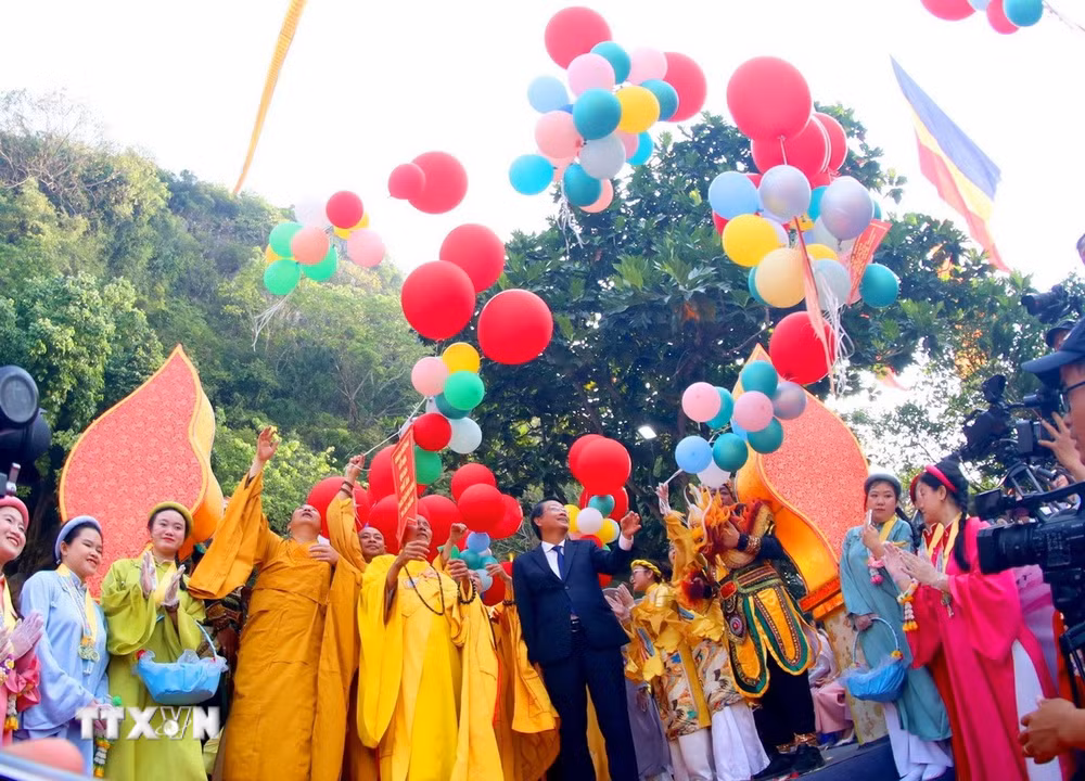 ttxvn-le-via-duc-bo-tat-quan-the-am-ngu-hanh-son-5.jpg
