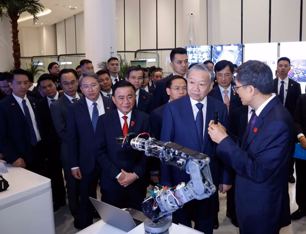 vna-potal-tong-bi-thu-chu-tich-nuoc-tham-trung-tam-hop-tac-ung-dung-ai-trung-quoc-asean-8706611.jpg