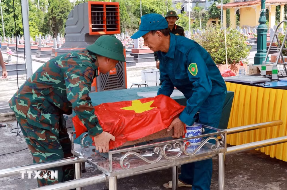 ttxvn-ninh-binh-hai-cot-liet-sy-4.jpg
