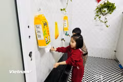 Học sinh tại trường Mầm Non Liên Châu rửa tay trước khi ăn trưa.