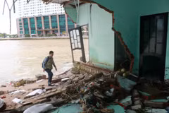 Những ngôi nhà ở cồn Nhất Trí, thuộc phường Vĩnh Phước, thành phố Nha Trang, tỉnh Khánh Hòa, bị sóng đánh sập. (Ảnh: Đặng Tuấn/TTXVN)