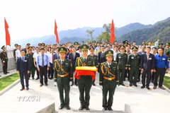 Nghi lễ thượng cờ trên Cột cờ A Pa Chải. (Ảnh: Xuân Tư/TTXVN)