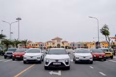 Người dân các tỉnh, thành thích dàn xe điện Việt diễu hành khắp phố phường