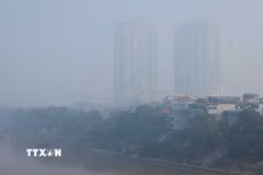 Các tòa nhà tại quận Long Biên (Hà Nội) chìm trong làn sương mù và bụi do ô nhiễm, sáng 2/1 vừa qua. (Ảnh: Hoàng Hiếu/TTXVN)