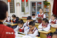Học sinh Hà Nội trở lại trường sau kỳ nghỉ Tết Ất Tỵ. (Ảnh: Thanh Tùng/TTXVN)
