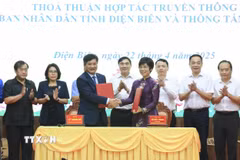 Tổng Giám đốc TTXVN Vũ Việt Trang và Chủ tịch UBND tỉnh Điện Biên Lê Thành Đô bàn giao Biên bản ký kết Hợp tác truyền thông giai đoạn 2025-2029. (Ảnh: Xuân Tư/TTXVN)