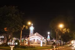 Nhà thờ Chính tòa, thành phố Buôn Ma Thuột, tỉnh Đắk Lắk, được trang trí rực rỡ để chào đón Noel 2024. (Ảnh: Tuấn Anh/TTXVN)