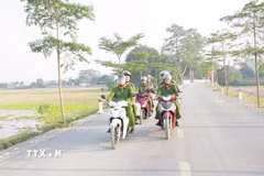 Công an xã và lực lượng tham gia bảo vệ an ninh trật tự cơ sở xã Liêm Túc, huyện Thanh Liêm tuần tra, bảo đảm an ninh trật tự trên địa bàn. (Ảnh: Thanh Tuấn/TTXVN)