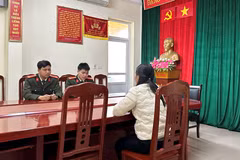 Phòng An ninh mạng và phòng chống tội phạm sử dụng công nghệ cao làm việc với trường hợp đăng tải thông tin báo chốt của lực lượng Cảnh sát Giao thông trên địa bàn. (Nguồn: Công an tỉnh Hà Nam)
