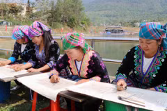 Lai Châu: Nghệ thuật vẽ sáp ong trên vải của người Mông
