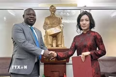 Đại sứ Việt Nam tại Burundi Vũ Thanh Huyền chúc mừng ông Juvenal Sakubu được bổ nhiệm làm Lãnh sự danh dự Việt Nam tại Bujumbura, Cộng hòa Burundi. (Ảnh: TTXVN phát)