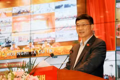 Chủ nhiệm Ủy ban Kinh tế Quốc hội, đại biểu Quốc hội tỉnh Quảng Ninh Vũ Hồng Thanh tiếp xúc cử tri. (Ảnh: Văn Đức/TTXVN)