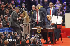 Tổng thống Mỹ Donald Trump ký sắc lệnh hành pháp ngay sau lễ nhậm chức, tại Nhà Trắng ở Washington, DC, ngày 20/1/2025. (Ảnh: Kyodo/TTXVN)