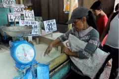 Người dân mua gạo tại một khu chợ của Philippines. (Ảnh: AFP/TTXVN)