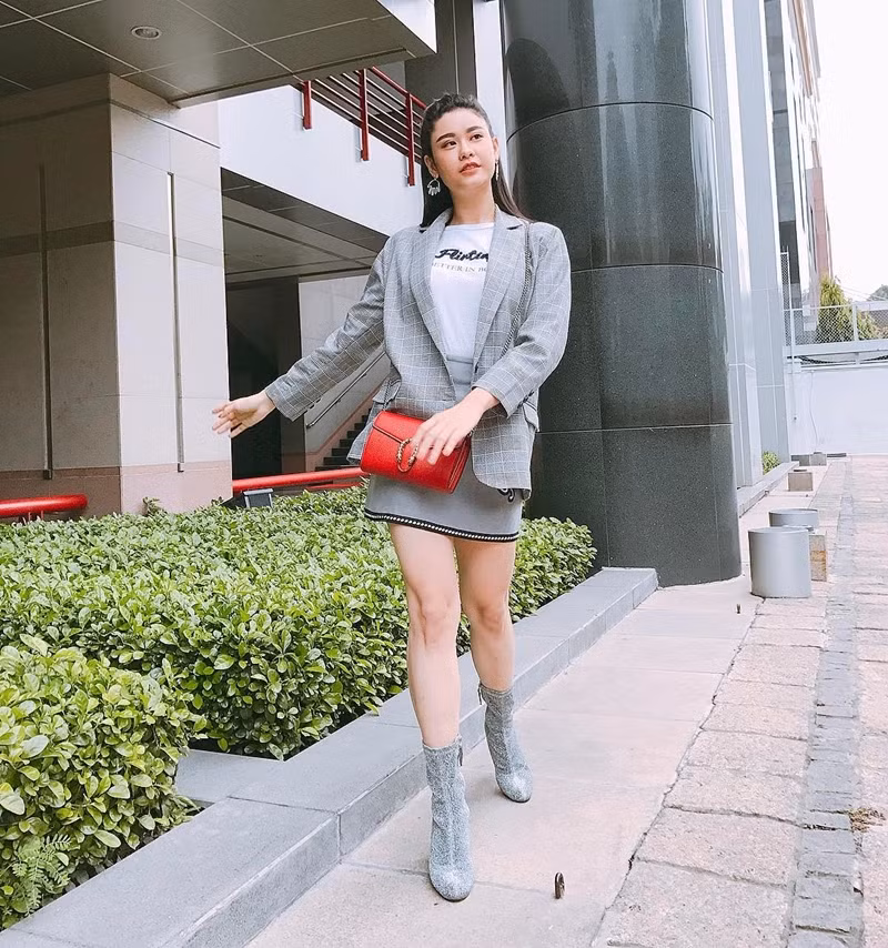 Dàn sao Việt lăngxê sắc đen kiêu kỳ trong tuần lễ đầu tiên của năm mới ảnh 11