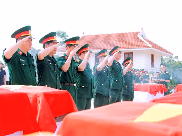 Điện Biên truy điệu, an táng 29 hài cốt liệt sỹ hy sinh ở Lào ảnh 1