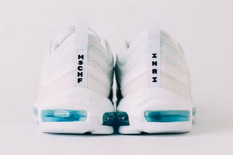 Giày thể thao Nike chứa nước thánh 'cháy hàng' trong vài phút ảnh 2